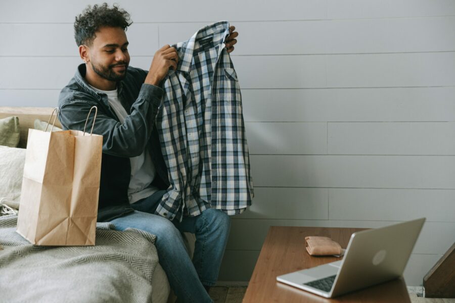 homme achetant une chemise