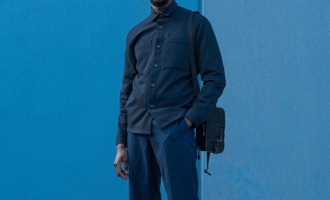 Que mettre avec un pantalon bleue marine pour homme ?