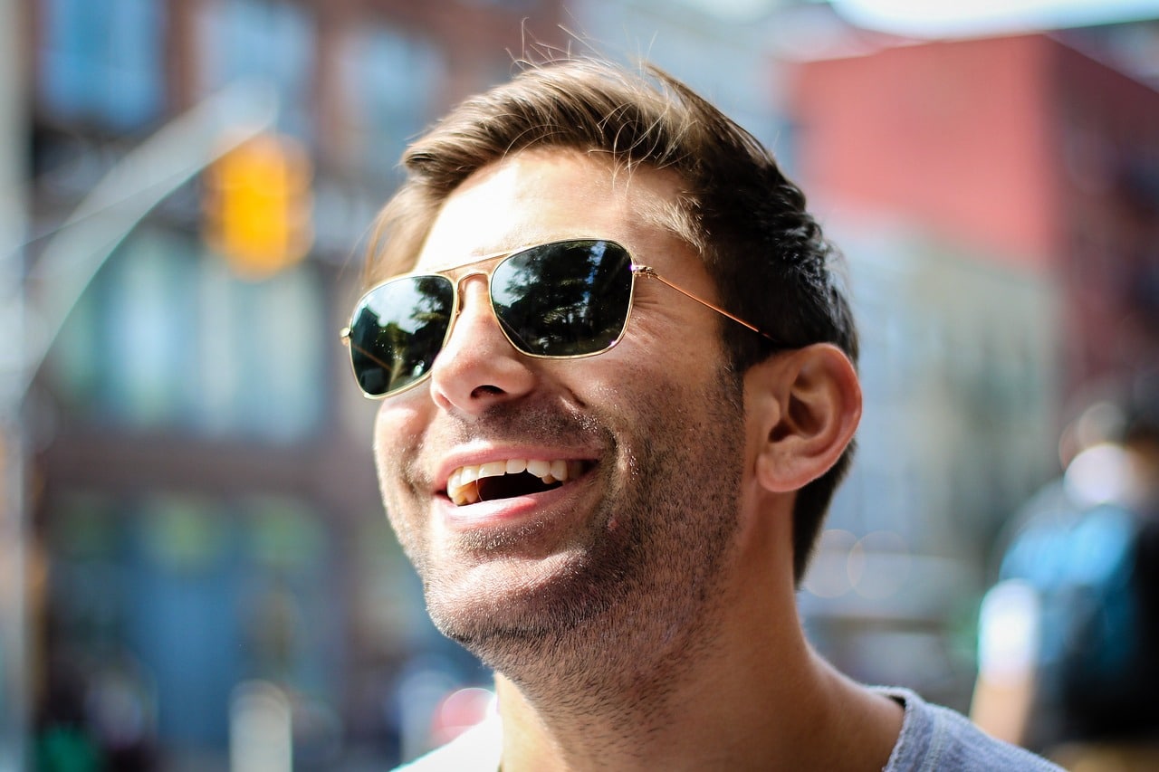 Homme avec des lunettes de soleil